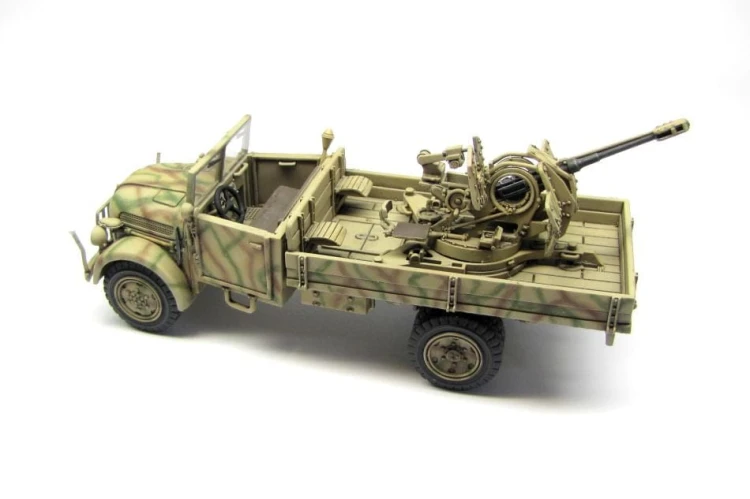 43011242_Steyr2000Jabo_1-43_3.jpg