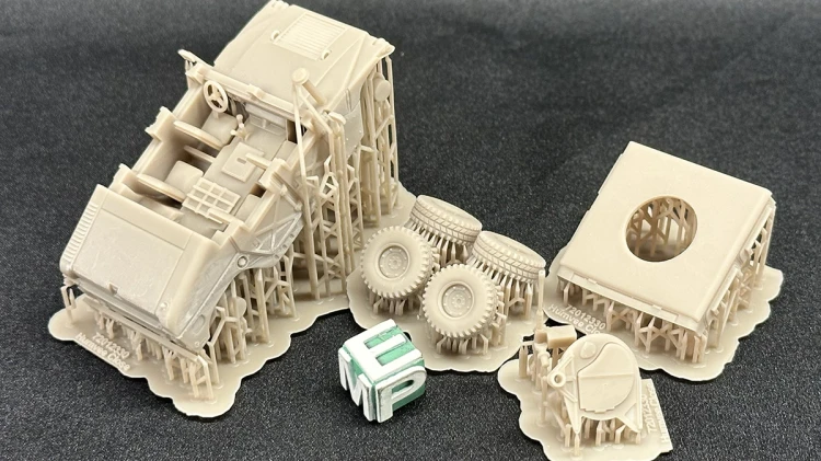 72012330_Humvee_Close_1-72_2.jpg