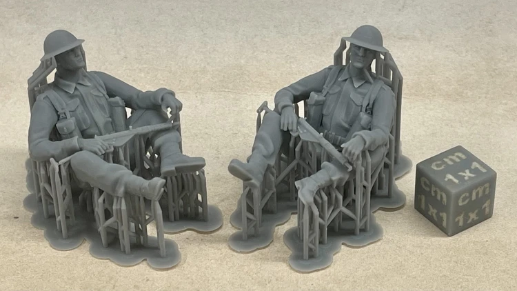 WWII_ŻołnierzBrytyjski_SiedzącyZeStenem.jpg